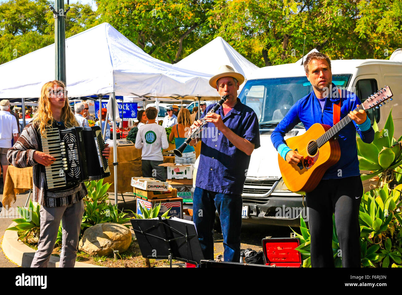 Musicians entertain the shoppers at the weekly Saturday Farmers Market in Santa Barbara, California Stock Photo