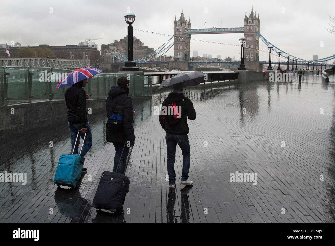London, UK. 19th Nov, 2015. Pedestrians walking in the rain on London Riverside Credit:  amer ghazzal/Alamy Live News Stock Photo