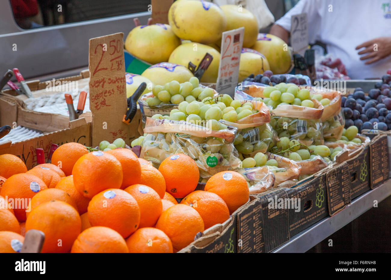 Fruit and vegetable stand hires stock photography and images Alamy