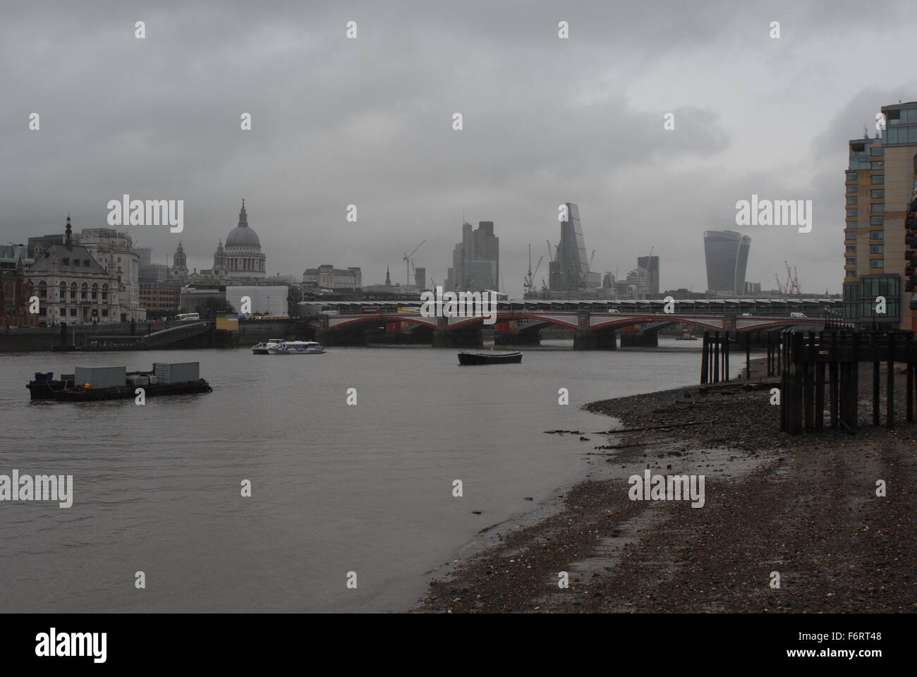 Dark clouds over london hi-res stock photography and images - Alamy