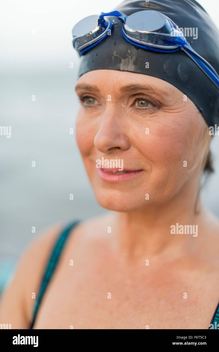 Femme portant bonnet et lunettes de natation Photo Stock - Alamy