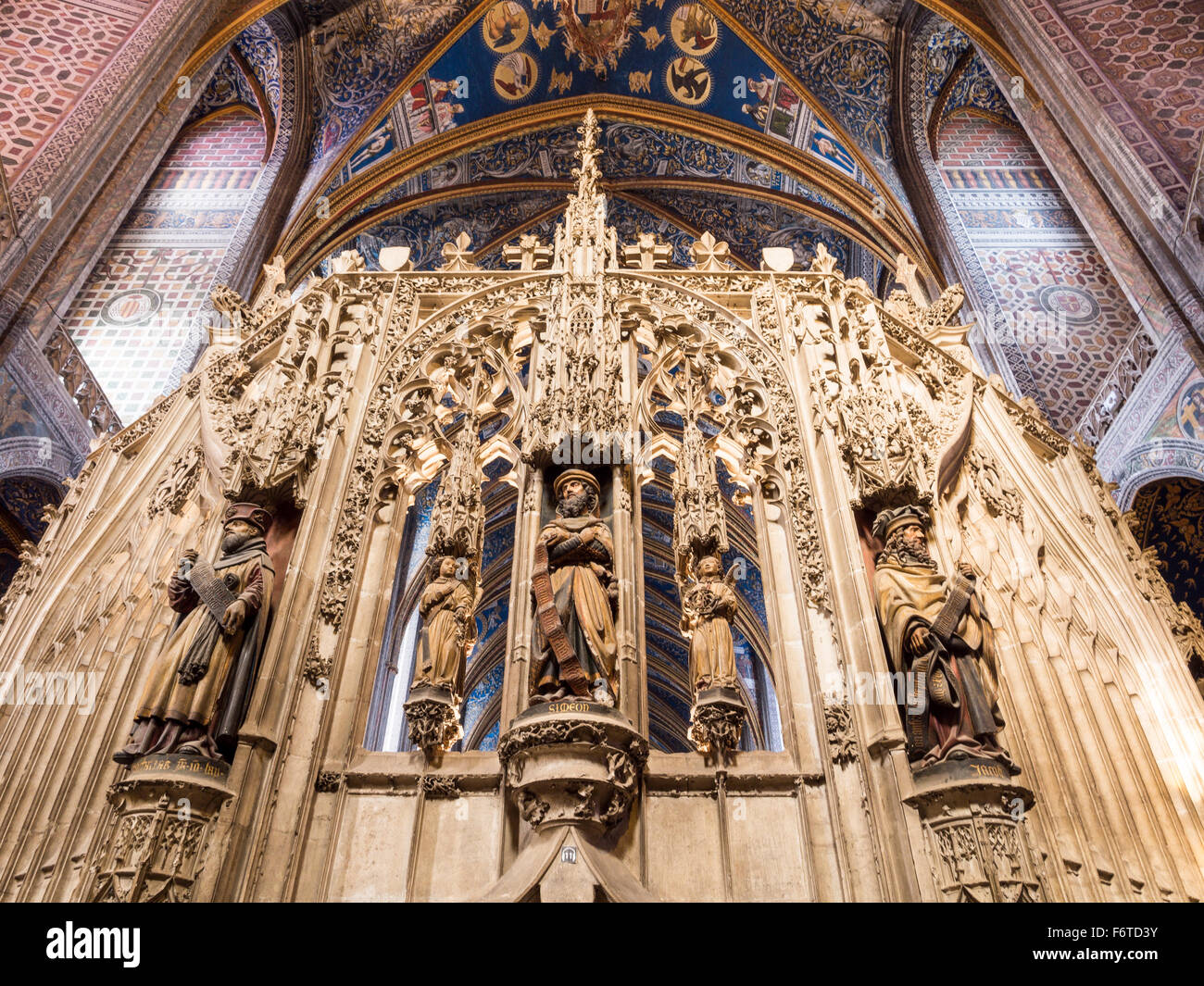 Choir Screen with Simon and Joseph carvings. Wooden statues of Saints Simon and Joseph anchor an ornate carving in the Cathedral Stock Photo