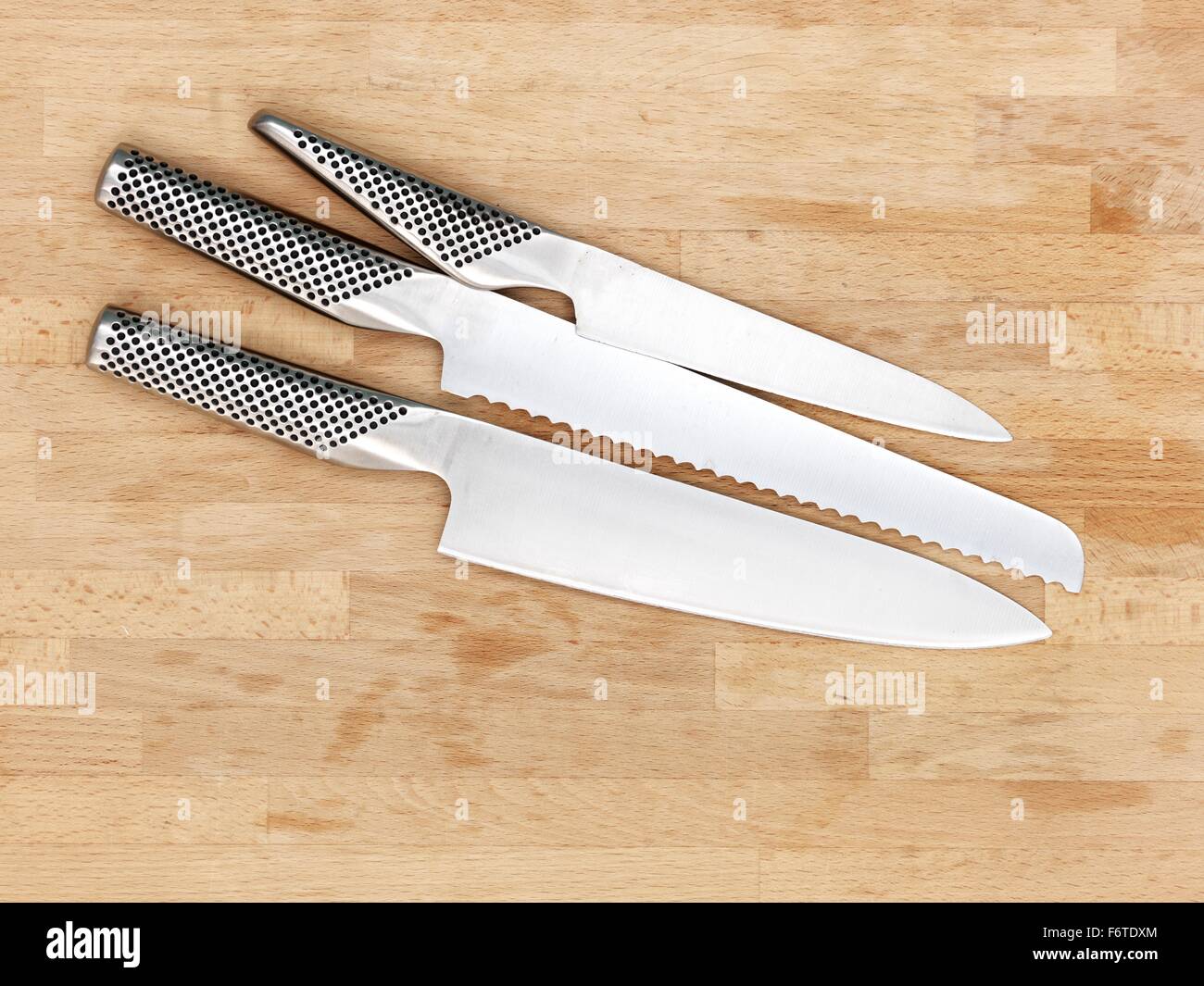 https://c8.alamy.com/comp/F6TDXM/a-studio-photo-of-kitchen-knives-F6TDXM.jpg
