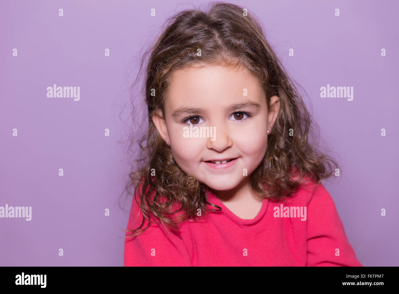 Portrait of smiling little girl Stock Photo - Alamy