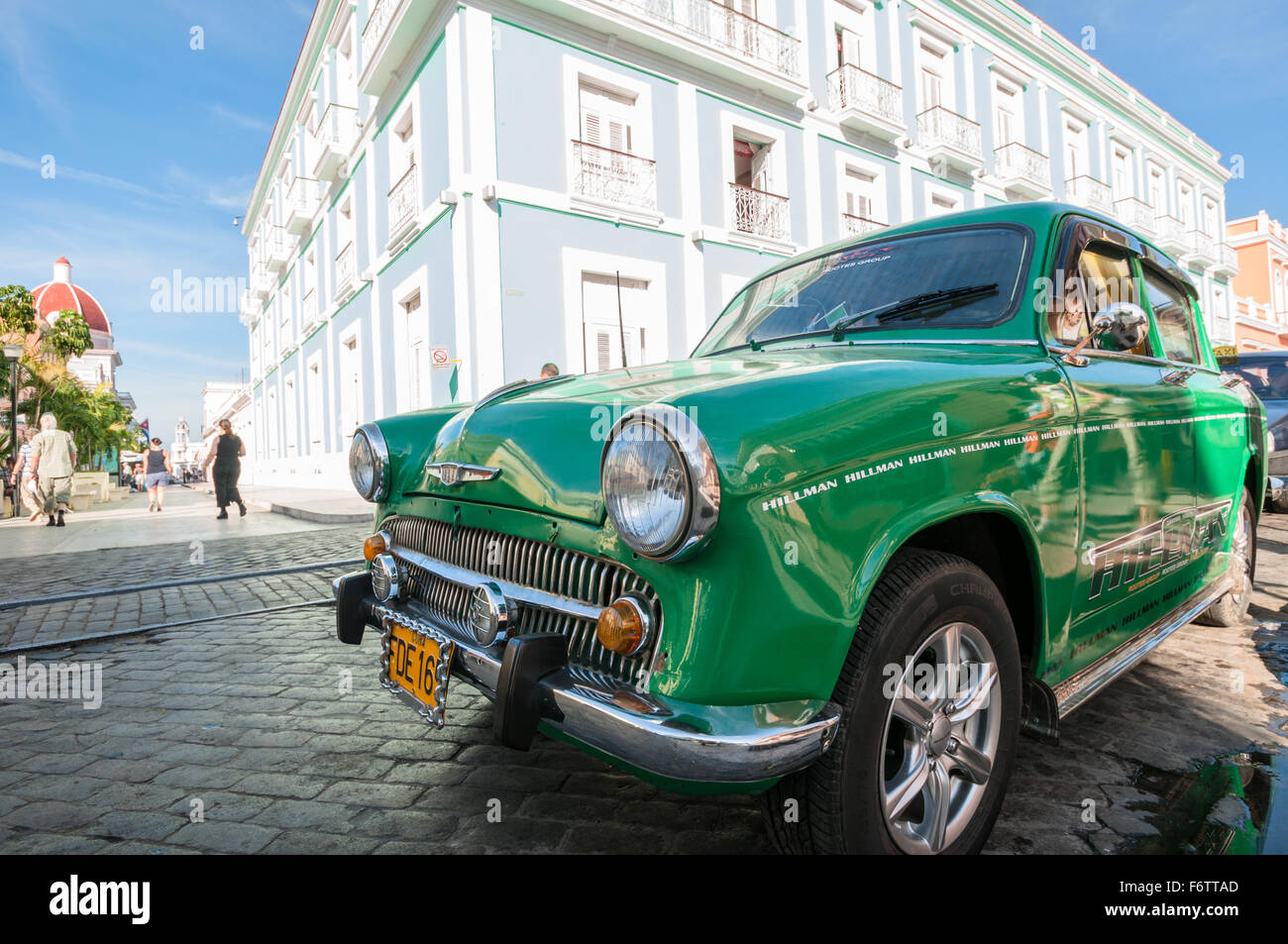 Cien Fuegos vintage car with building in background DEZEMBER 26, Stock Photo