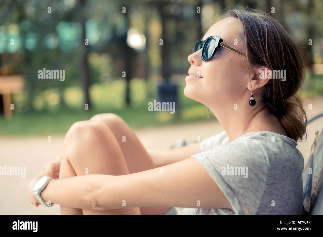 People wearing sunglasses hi-res stock photography and images - Alamy