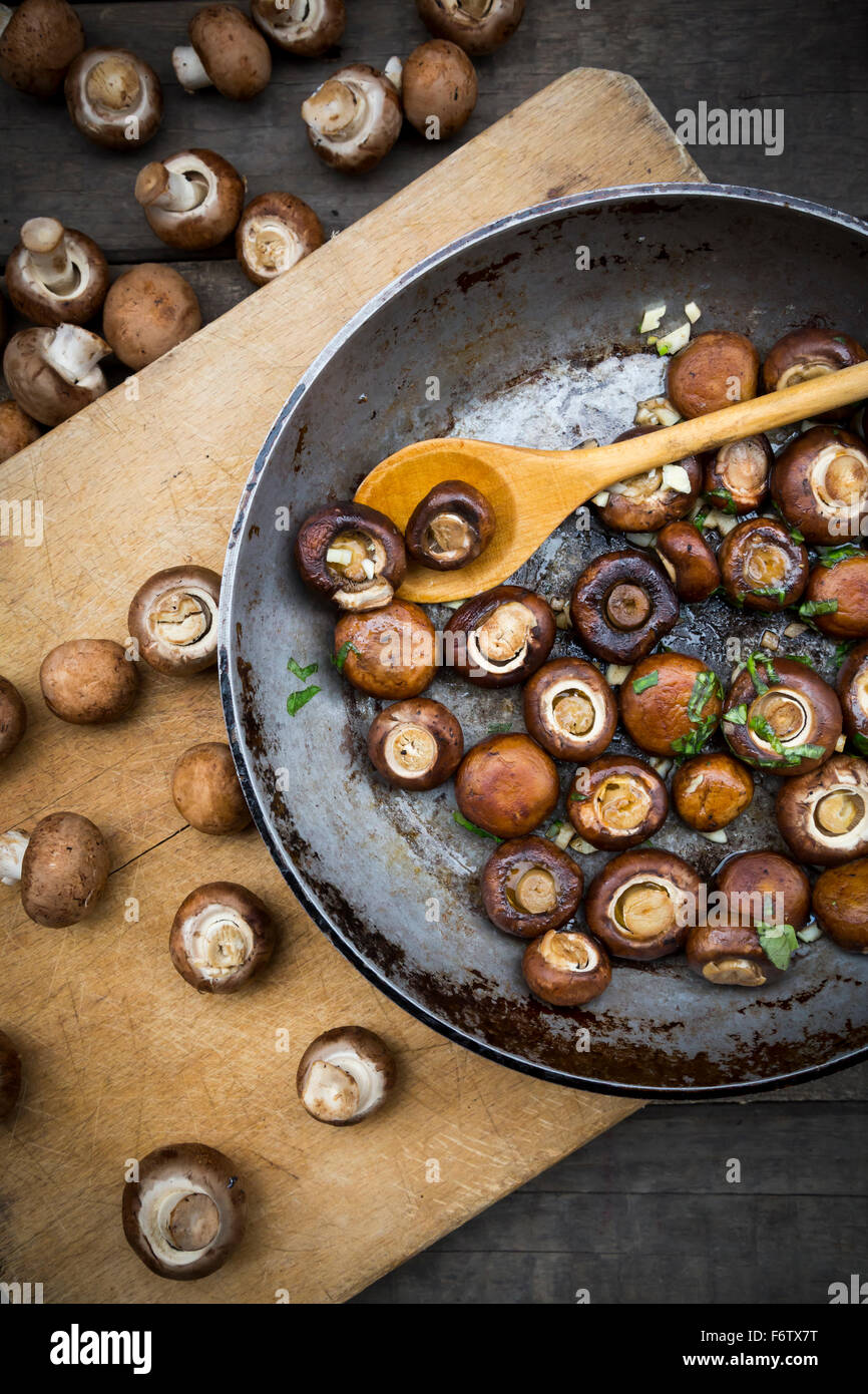 Crimini mushrooms with garlic and basil in pan, braised Stock Photo - Alamy