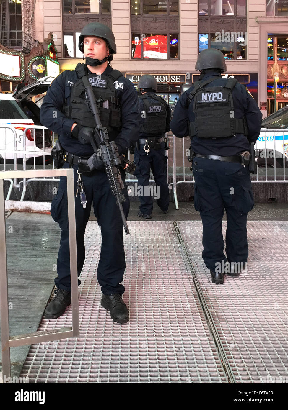 New York City, New York, USA. 19th Nov, 2015. Strategic Response Group members are stationed in midtown Manhattan, including at the U.S. Armed Forces Career Center in Times Square, the day after an ISIS propoganda video came out threatening New York City, particularly Times Square. NYC's Mayor and Police Commissioner both said there is no specific and credible threat against New York City. Credit:  Ann Parry/ZUMA Wire/Alamy Live News Stock Photo
