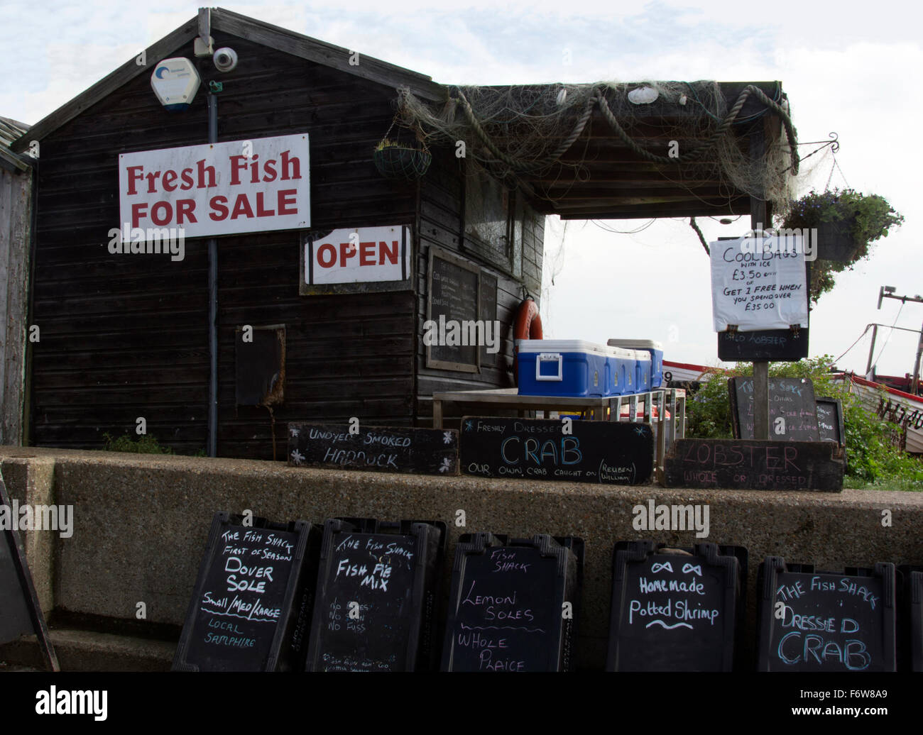 SUFFOLK; ALDEBURGH; LOCAL FRESH FISH STALL Stock Photo Alamy
