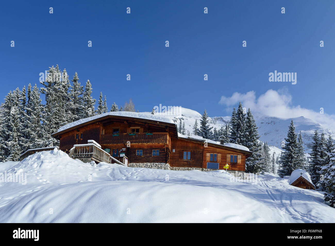 Panorama with snow-covered hut Pleisenhuette, Pleisenhuette, Pleisenspitze, Karwendel range, Tyrol, Austria Stock Photo