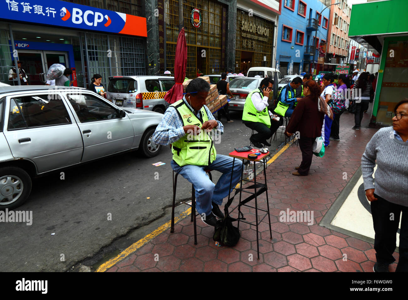 Money changers in street outside BCP Bank in Chinatown / Barrio Chino, Lima,  Peru Stock Photo - Alamy