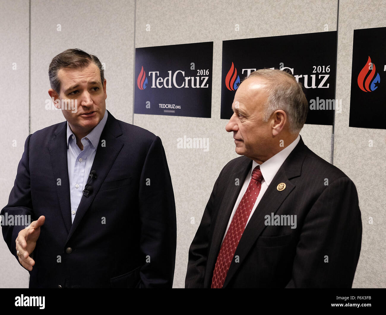 Sioux City, IOWA, USA. 20th Nov, 2015. U.S. Sen. TED CRUZ (R-TX), left, campaigns in Sioux City, Iowa Friday, November 20, 2015, with Iowa Congressman Steve King (R-IA), right, at Briar Cliff University, a private Catholic school. Cruz said when Pres. Obama insults him, he is also insulting the American people like those attending his town hall meeting. © Jerry Mennenga/ZUMA Wire/Alamy Live News Stock Photo