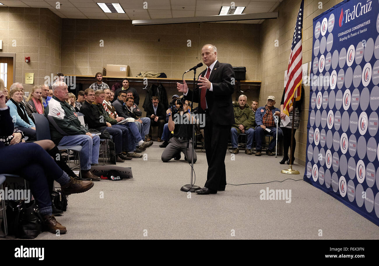 Sioux City, IOWA, USA. 20th Nov, 2015. Iowa Congressman Steve King (R-IA), left, introduces U.S. Sen. TED CRUZ (R-TX), not pictured, during a campaign stop in Sioux City, Iowa Friday, November 20, 2015, with at Briar Cliff University, a private Catholic school. Cruz said when Pres. Obama insults him, he is also insulting the American people like those attending his town hall meeting. © Jerry Mennenga/ZUMA Wire/Alamy Live News Stock Photo