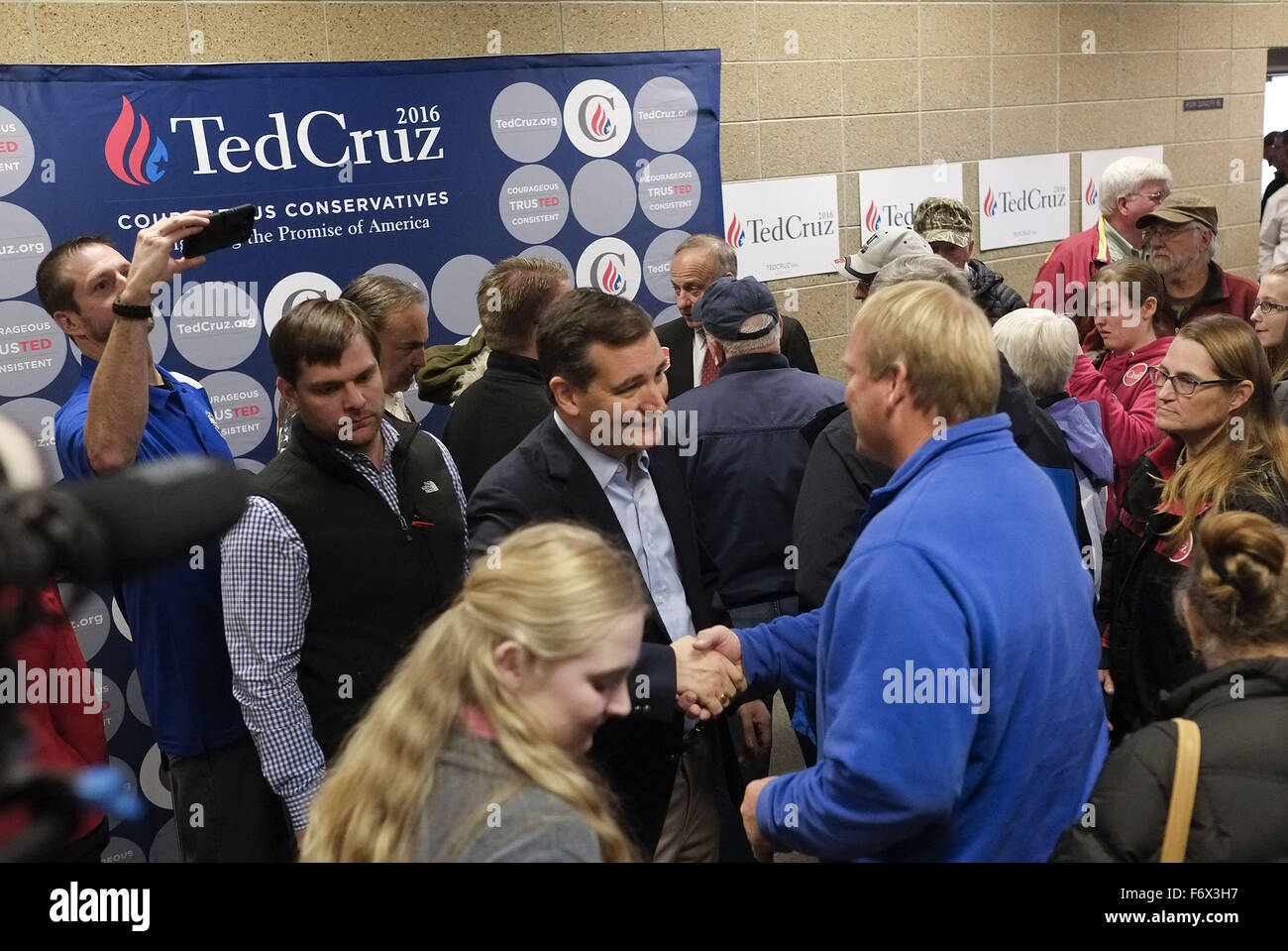 Sioux City, IOWA, USA. 20th Nov, 2015. U.S. Sen. TED CRUZ (R-TX) meets attendees as he campaigns in Sioux City, Iowa Friday, November 20, 2015, at Briar Cliff University, a private Catholic school. Cruz said when Pres. Obama insults him, he is also insulting the American people like those attending his town hall meeting. © Jerry Mennenga/ZUMA Wire/Alamy Live News Stock Photo