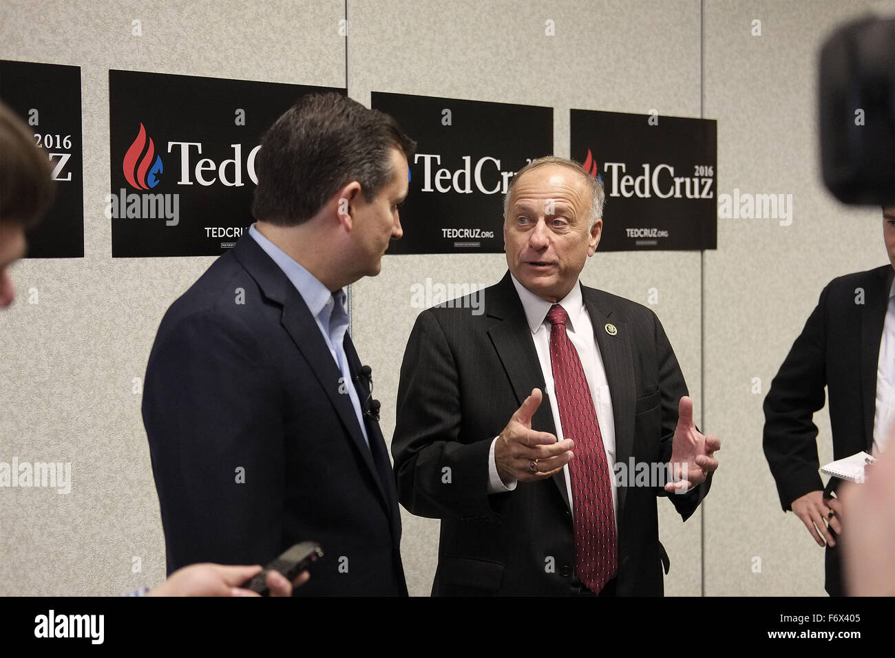 Sioux City, IOWA, USA. 20th Nov, 2015. Iowa Congressman Steve King (R-IA), right, outlines his reason to the media why he is supporting U.S. Sen. TED CRUZ (R-TX), left, during a campaign stop in Sioux City, Iowa Friday, November 20, 2015, with at Briar Cliff University, a private Catholic school. Cruz said when Pres. Obama insults him, he is also insulting the American people like those attending his town hall meeting. © Jerry Mennenga/ZUMA Wire/Alamy Live News Stock Photo
