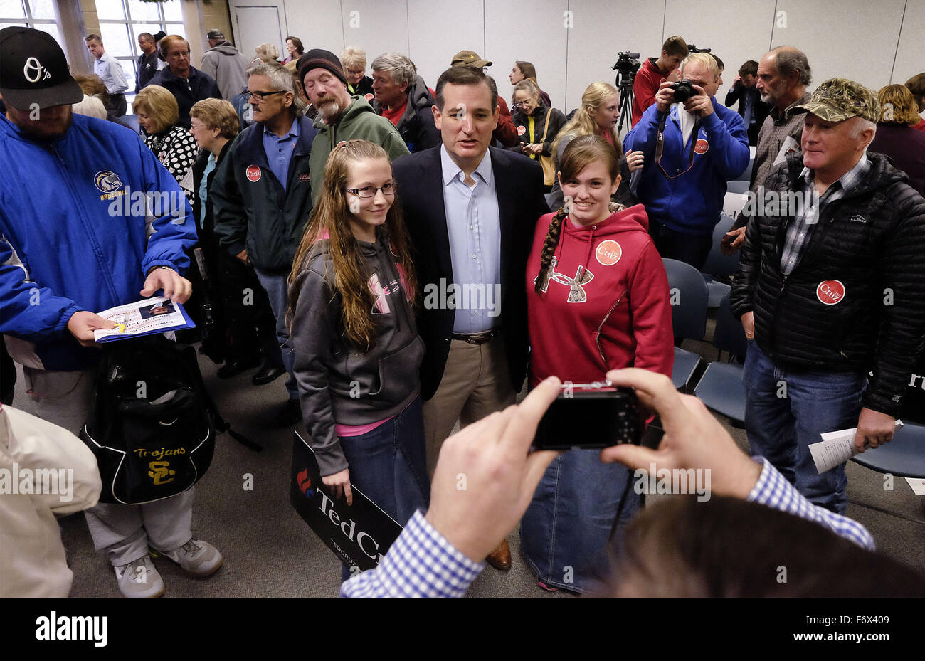 Sioux City, IOWA, USA. 20th Nov, 2015. U.S. Sen. TED CRUZ (R-TX) poses with attendees during a campaign stop in Sioux City, Iowa Friday, November 20, 2015, at Briar Cliff University, a private Catholic school. Cruz said when Pres. Obama insults him, he is also insulting the American people like those attending his town hall meeting. © Jerry Mennenga/ZUMA Wire/Alamy Live News Stock Photo