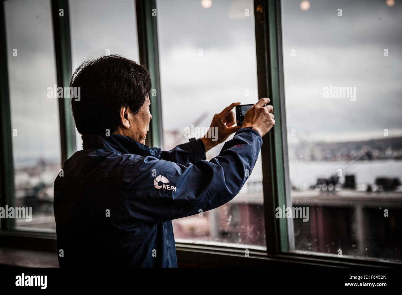 Tourist making pictures to the Seattle's great wheel from the inside of the Public Market Pike, Washington state Stock Photo