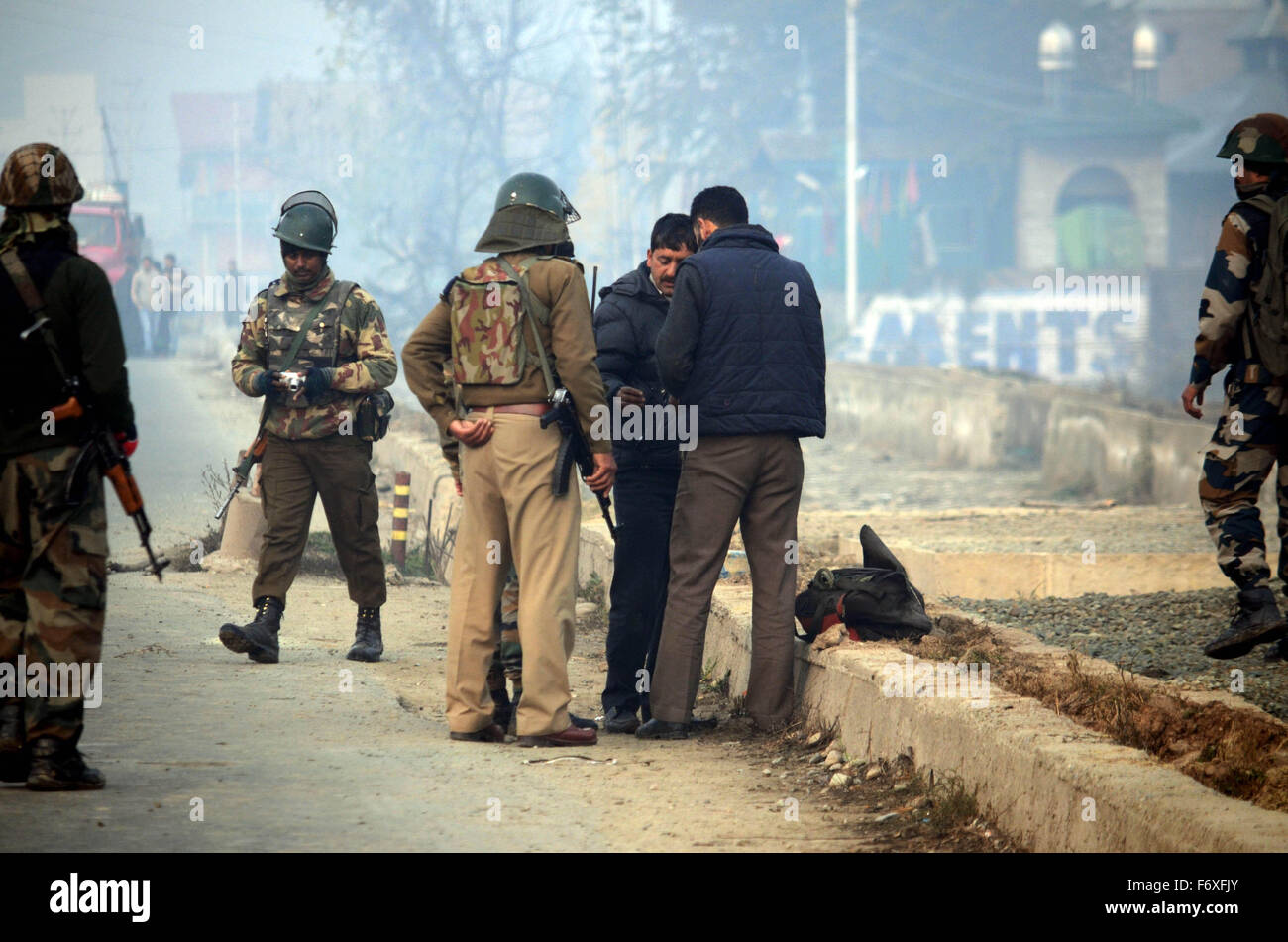 Srinagar, India. 21st Nov, 2015. Indian army soldiers and bomb disposal squad stand near the spot where an Improvise Electronic Device (IED) was recovered in Narbal on the outskirts of Srinagar the summer capital of Indian controlled Kashmir. India Army and paramilitary troopers claimed to have recovered an IED near the Srinagar-Baramulla road. Security agencies later diffused the device in a nearby paddy field and said the device was planted to target forces in the area. Credit:  Faisal Khan/Pacific Press/Alamy Live News Stock Photo
