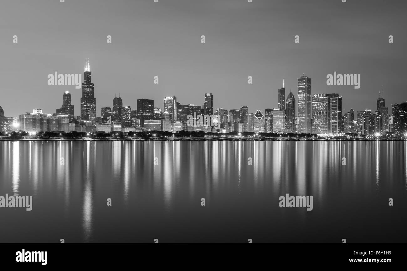 Chicago skyline night Black and White Stock Photos & Images - Alamy