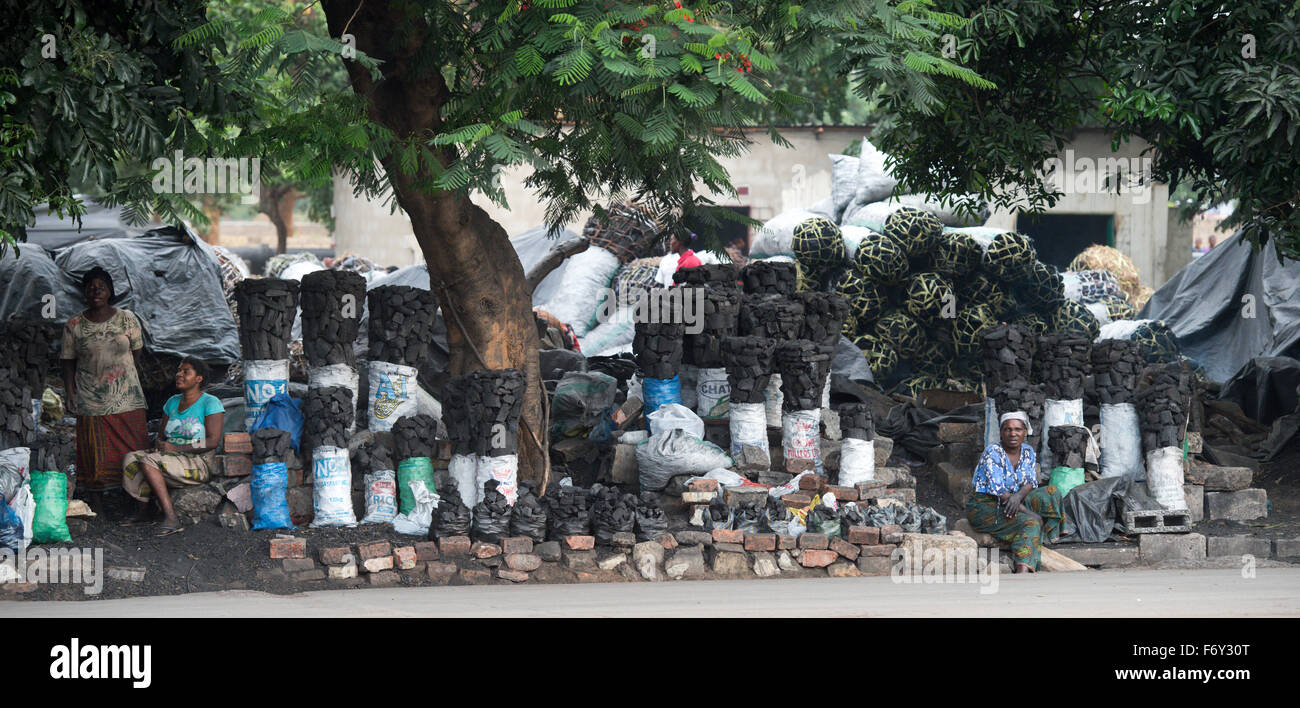 Lusaka, Zambia. 20th Nov, 2015. Street vendors selling coal in Lusaka