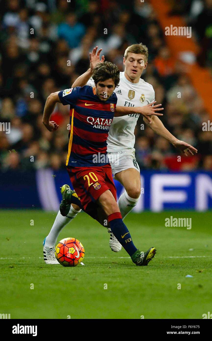 Madrid, Spain. 21st Nov, 2015. Sergi Roberto Carnicer (20) FC Barcelona and Toni Kroos (8) Real Madridd uring the La Liga football match between Real Madrid and FC Barcelona at the Santiago Bernabeu stadium in Madrid, Spain, November 21, 2015. Credit:  Action Plus Sports/Alamy Live News Stock Photo