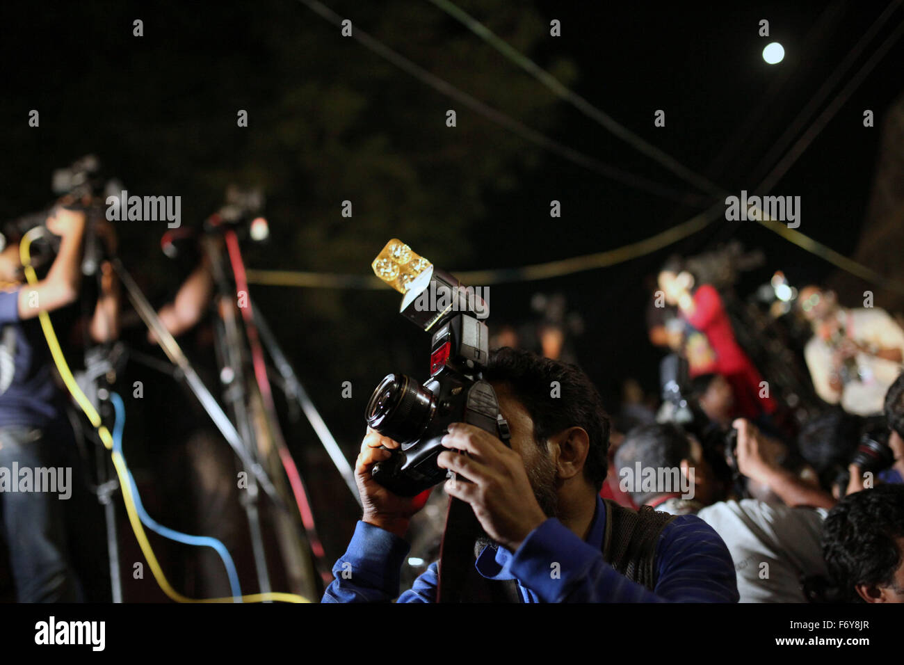 Dhaka, Bangladesh. 22nd Nov, 2015.  Media busy to covering war criminals Salauddin Quader Chowdhury and Ali Ahsan Muhammad Mojaheed's death execution in front of Dhaka Central Gate in Dhaka on November 22, 2015.Two war criminals, BNP leader Salauddin Quader Chowdhury and Jamaat-e-Islami secretary general Ali Ahsan Mohammad Mojaheed, have been executed at the same time for their crimes committed against humanity in 1971, says jail official.They were executed by hanging at 12:55am Sunday at Dhaka Central Jail, said Inspector General of Prison Syed Iftekhar Uddi © © ZUMA Press, Inc./Alamy Live Ne Stock Photo
