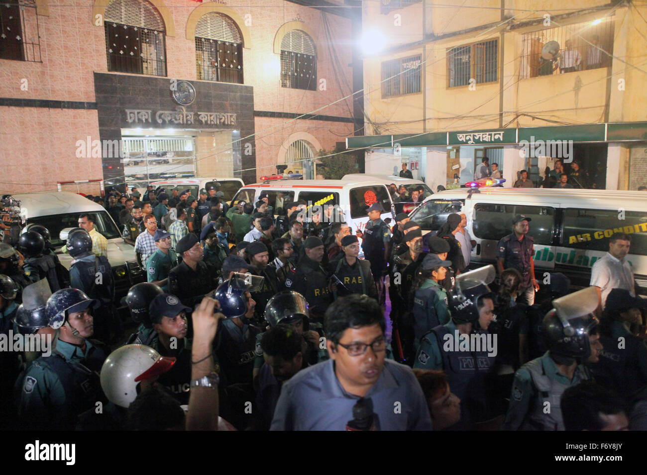 Dhaka, Bangladesh. 22nd Nov, 2015.  A mbulances enter into Jail to carry dead body of war criminals Salauddin Quader Chowdhury and Ali Ahsan Muhammad Mojaheed in Dhaka on November 22, 2015.Two war criminals, BNP leader Salauddin Quader Chowdhury and Jamaat-e-Islami secretary general Ali Ahsan Mohammad Mojaheed, have been executed at the same time for their crimes committed against humanity in 1971, says jail official.They were executed by hanging at 12:55am Sunday at Dhaka Central Jail, said Inspector General of Prison Syed Iftekhar Uddin.Both of them were © ZUM © ZUMA Press, Inc./Alamy Live N Stock Photo