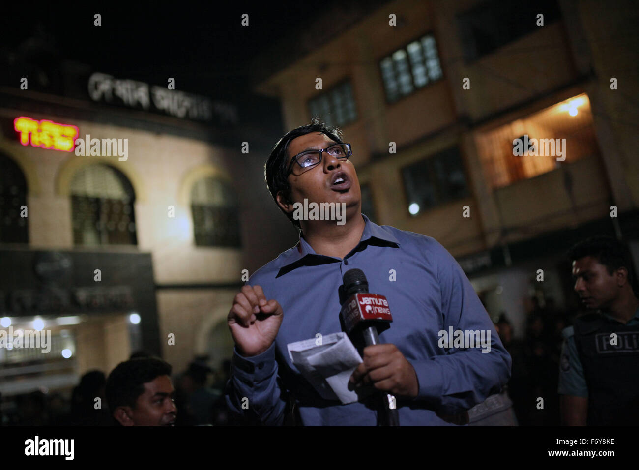 Dhaka, Bangladesh. 22nd November: Media busy to covering war criminals Salauddin Quader Chowdhury and Ali Ahsan Muhammad Mojaheed's death execution in front of Dhaka Central Gate in Dhaka on November 22, 2015. Two war criminals, BNP leader Salauddin Quader Chowdhury and Jamaat-e-Islami secretary general Ali Ahsan Mohammad Mojaheed, have been executed at the same time for their crimes committed against humanity in 1971, says jail official. They were executed by hanging at 12:55am Sunday at Dhaka Central Jail, said Inspector General of Prison Syed Iftekhar Uddin. Both of them were handed down de Stock Photo