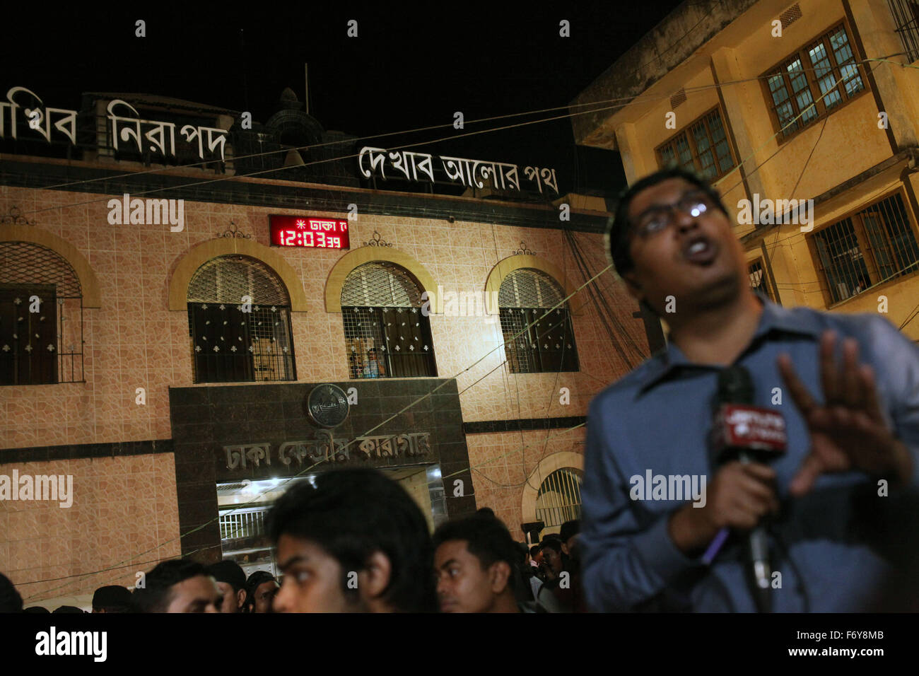 Dhaka, Bangladesh. 22nd November: Media busy to covering war criminals Salauddin Quader Chowdhury and Ali Ahsan Muhammad Mojaheed's death execution in front of Dhaka Central Gate in Dhaka on November 22, 2015. Two war criminals, BNP leader Salauddin Quader Chowdhury and Jamaat-e-Islami secretary general Ali Ahsan Mohammad Mojaheed, have been executed at the same time for their crimes committed against humanity in 1971, says jail official. They were executed by hanging at 12:55am Sunday at Dhaka Central Jail, said Inspector General of Prison Syed Iftekhar Uddin. Both of them were handed down de Stock Photo