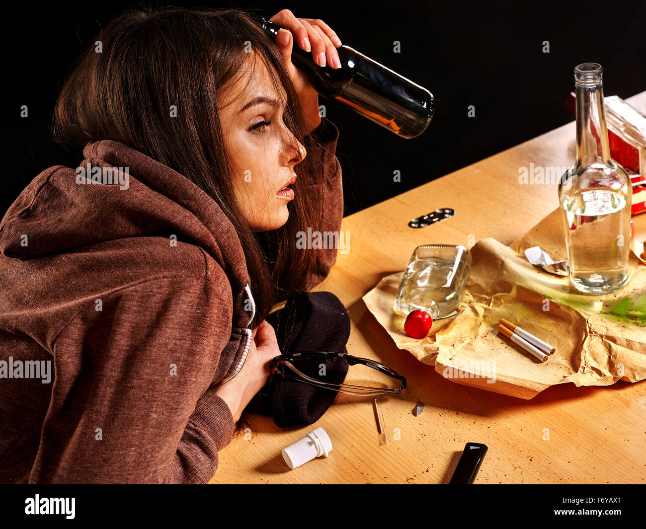 Бить баклуши вешать нос витать в облаках. Пить и плакать. Сметана band пить-плакать. Под столом гиф. Красивые девушки и алкоголь.