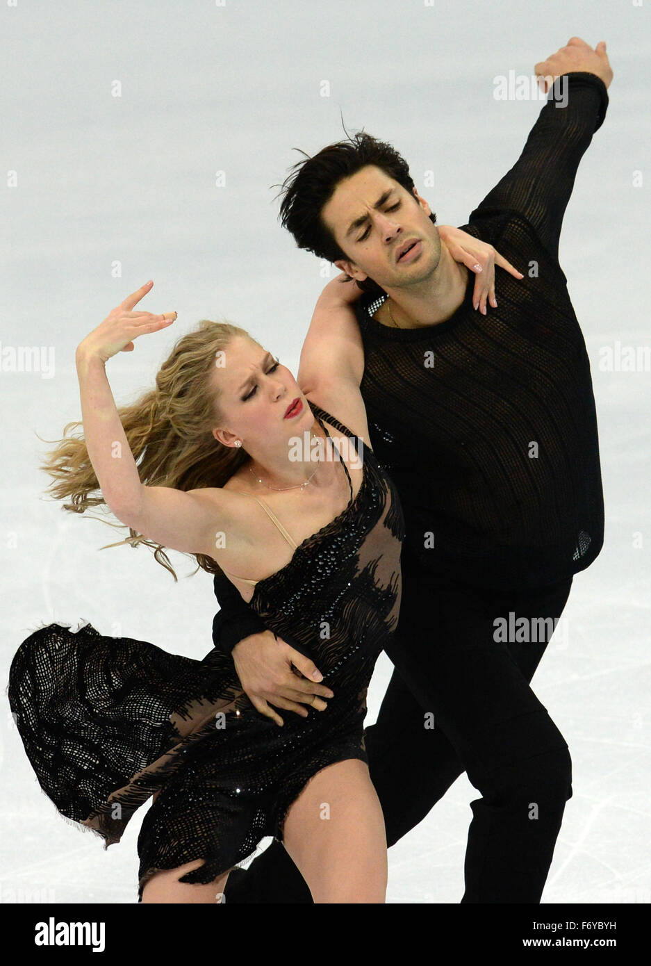 Moscow, Russia. 21st Nov, 2015. Canada's Kaitlyn Weaver (L) and Andrew ...