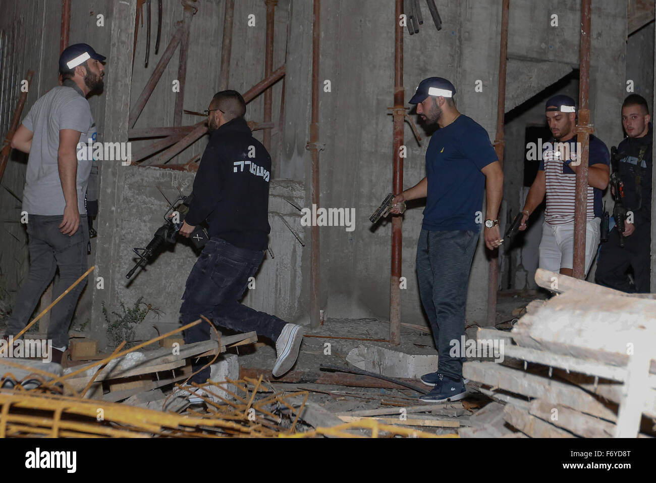 Jerusalem, Israel. 21st Nov, 2015. Israeli policemen search for a Palestinian attacker at a construction site in Kiryat Gat, southern Israel, on Nov. 21, 2015. A suspected terrorist stabbed and wounded four Israelis on Saturday evening in southern Israel, including a 13-year-old girl, before fleeing the scene, triggering a large manhunt, police said. Credit:  JINI/Yehuda Peretz/Xinhua/Alamy Live News Stock Photo
