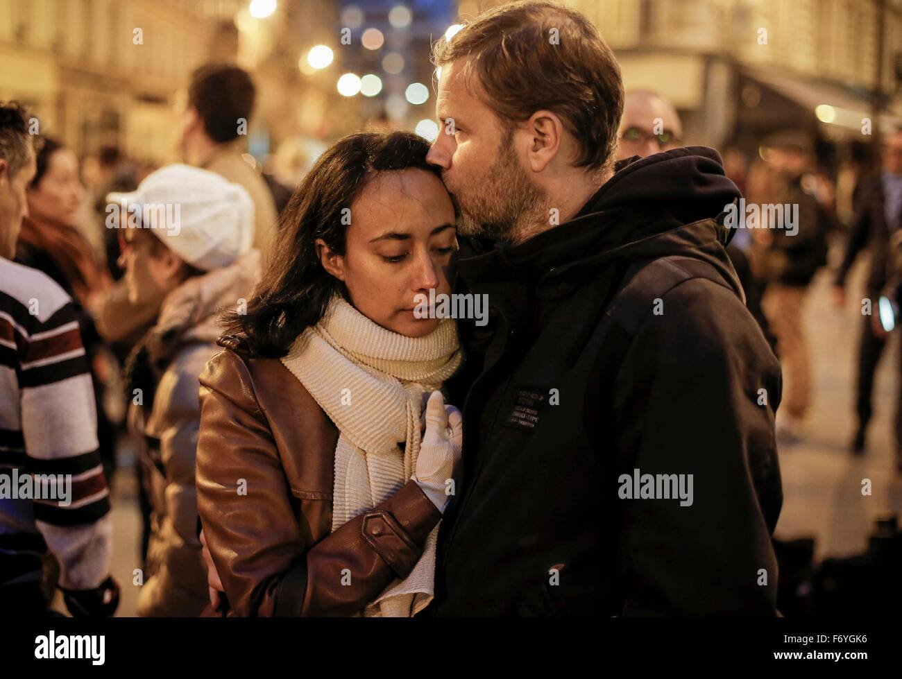 Beijing, France. 14th Nov, 2015. A couple mourns for victims in front of the Le Petit Cambodge Restaurant where a terror attack happend on Nov. 13 in Paris, France, Nov. 14, 2015. © Zhou Lei/Xinhua/Alamy Live News Stock Photo