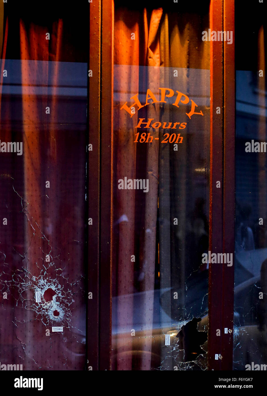 Beijing, China. 14th Nov, 2015. Photo taken on Nov. 14, 2015 shows bullet holes on a window of the Le Petit Cambodge Restaurant where a terror attack happend on Nov. 13 in Paris, France. © Zhou Lei/Xinhua/Alamy Live News Stock Photo
