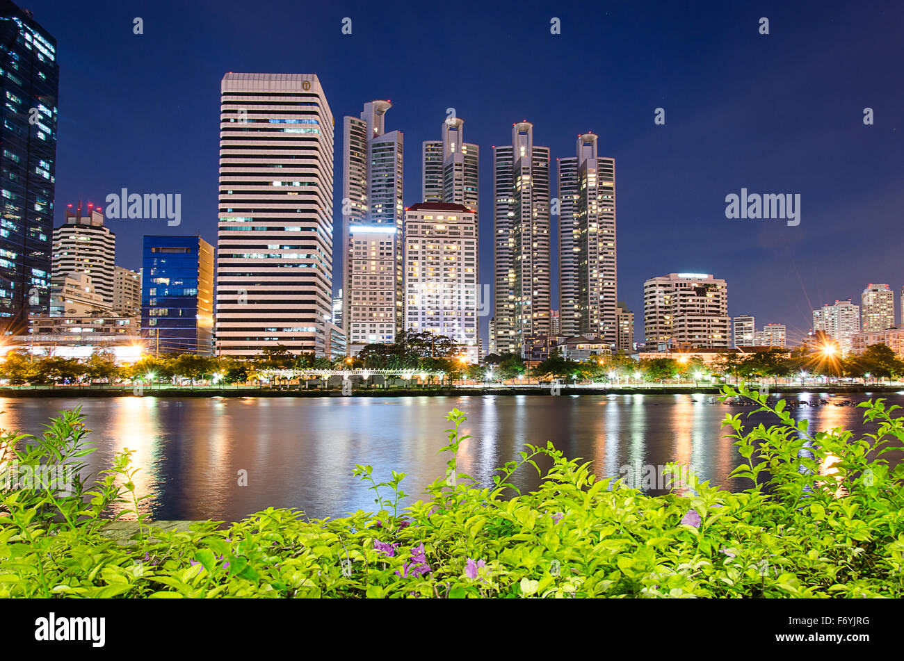 building bangkok night Stock Photo - Alamy