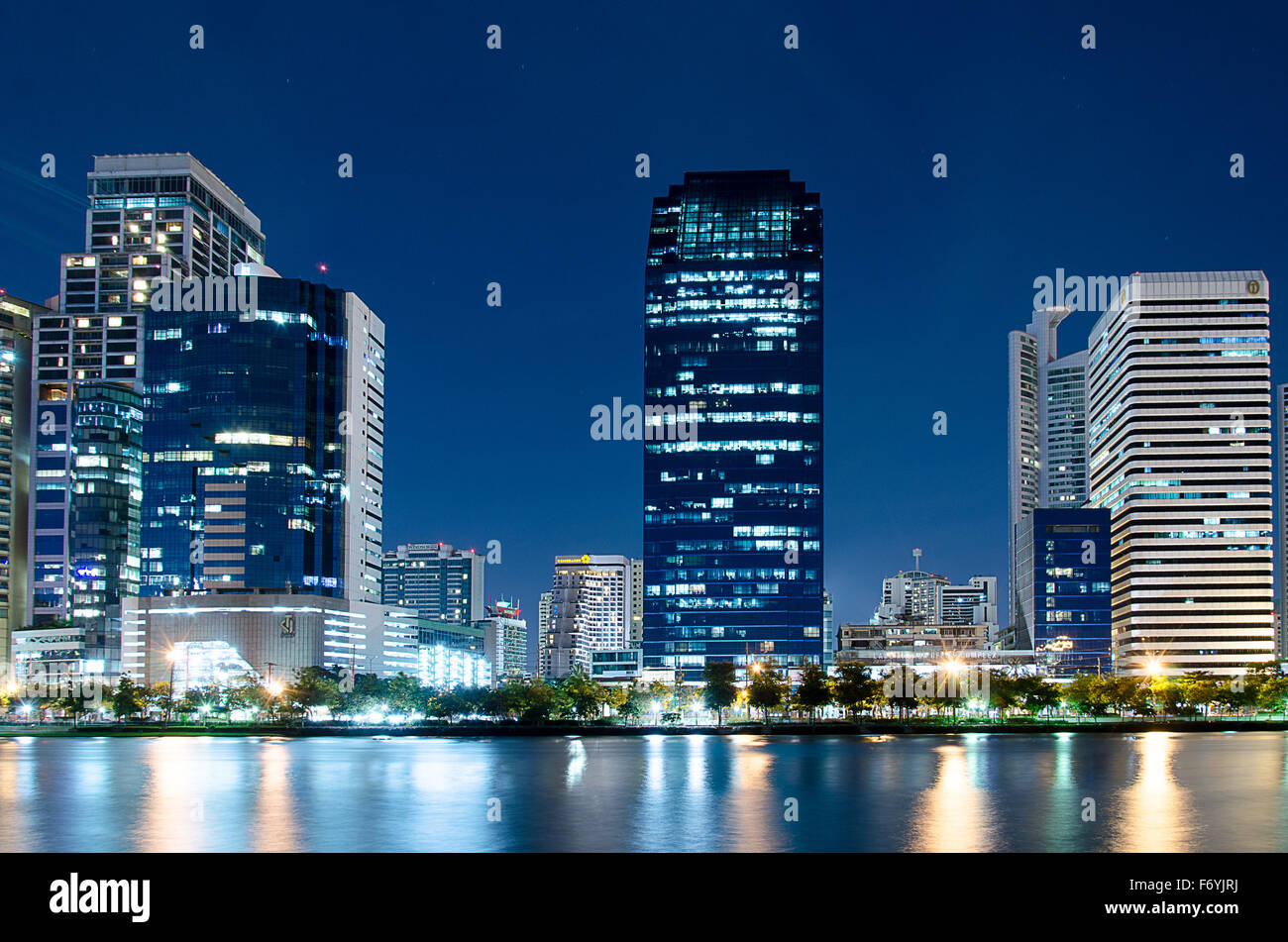 building bangkok night Stock Photo - Alamy