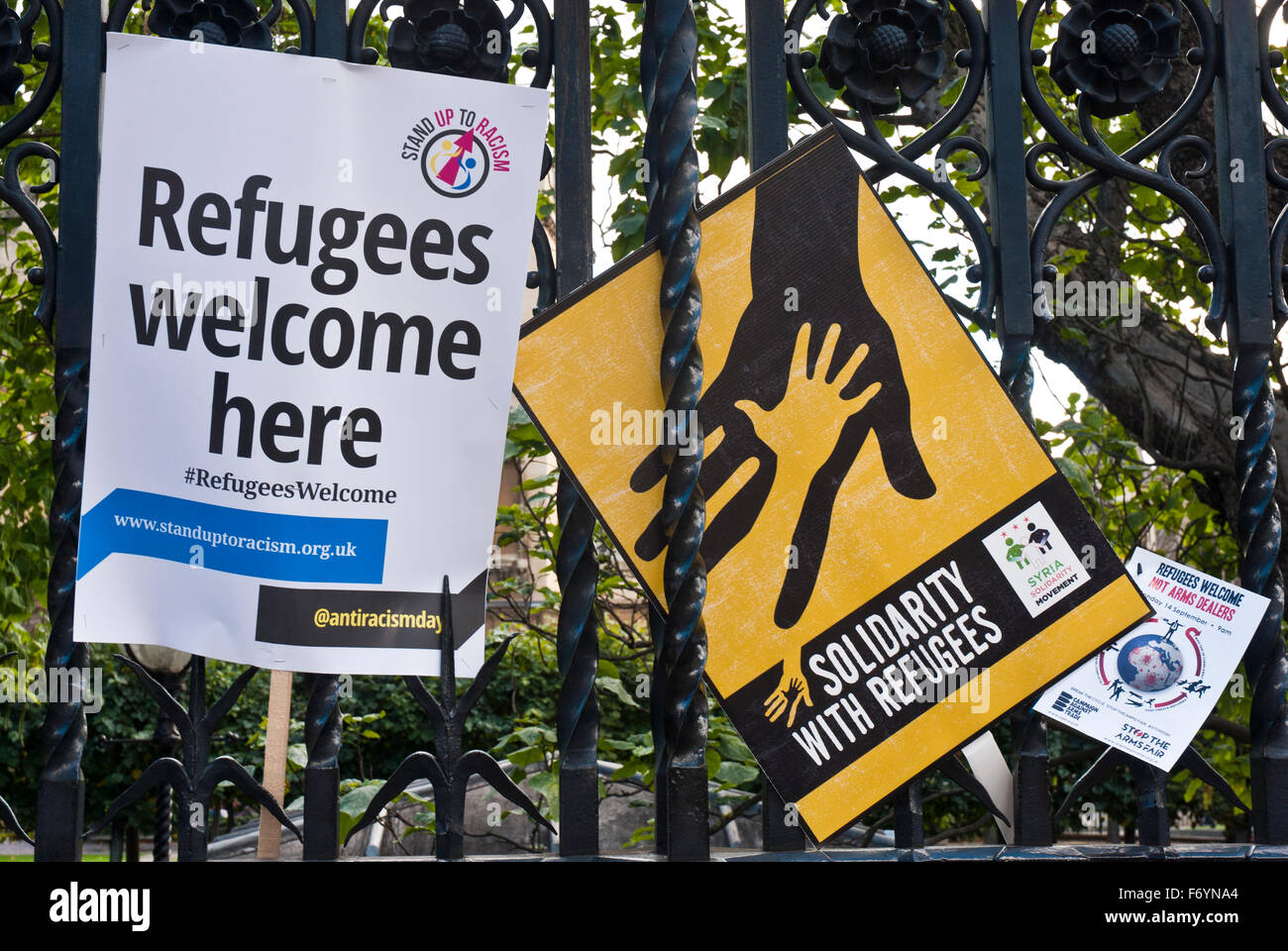 'Refugees welcome here' demonstration. Posters on Parliament fence include 'Refugees Welcome Here' and 'Solidarity with Refugees Stock Photo