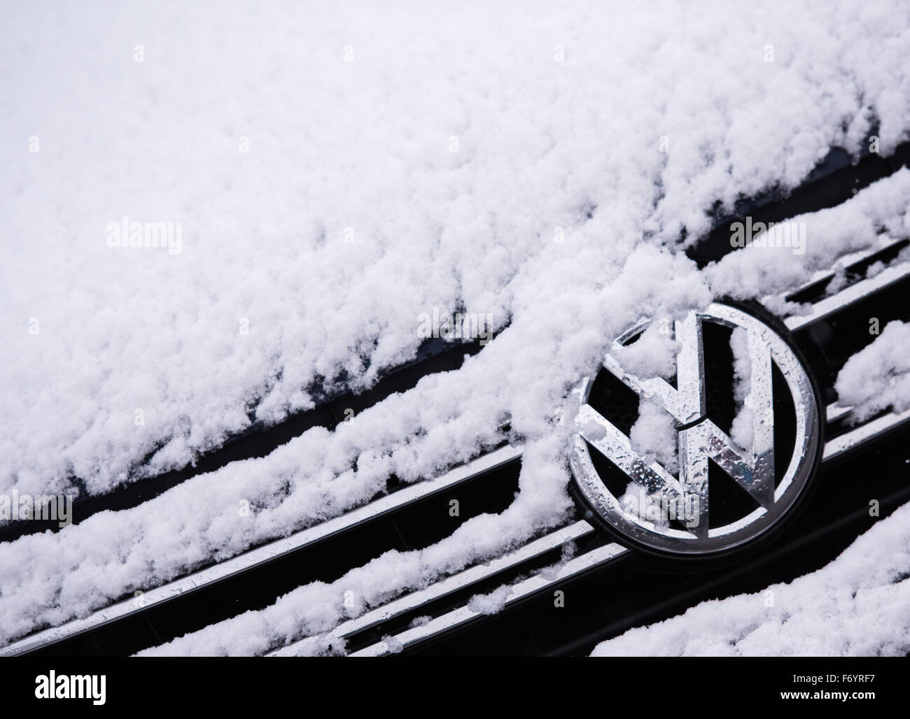 Luebeck, Germany. 22nd Nov, 2015. A snow-covered Volkswagen Tiguan can be seen in at a car dealership in Luebeck, Germany, 22 November 2015. Volkswagen is filing the first suggestions for dealing with the emissions scandal in the USA shortly before the expiration of an ultimatum. Photo: DANIEL BOCKWOLDT/dpa/Alamy Live News Stock Photo