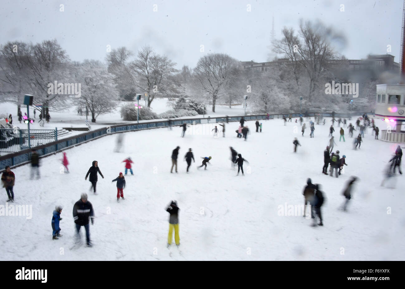 Hamburg, Germany. 22nd Nov, 2015. Visitors skate at the ice-skating rink in  Planten un Blomen Park in Hamburg, Germany, 22 November 2015. The winter  has found its way to northern Germany. Credit: