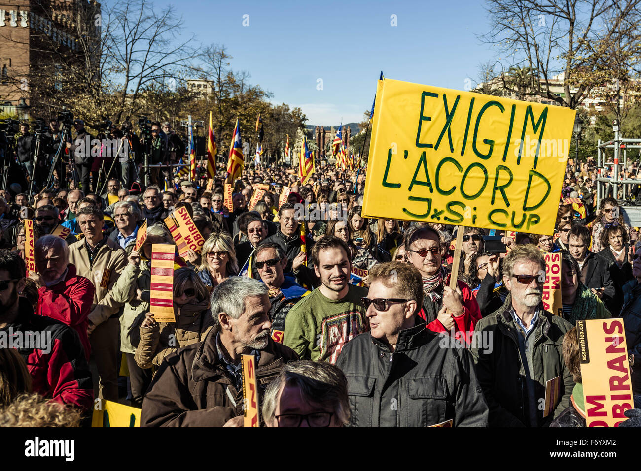 Barcelona, Catalonia, Spain. 22nd Nov, 2015. Catalans raise their placards as they rally to claim the unity of pro-independence parties in the Catalan parliament to vote united a Catalan government and for the independence from Spain in Barcelona's Ciutadella Parc Credit:  Matthias Oesterle/ZUMA Wire/Alamy Live News Stock Photo