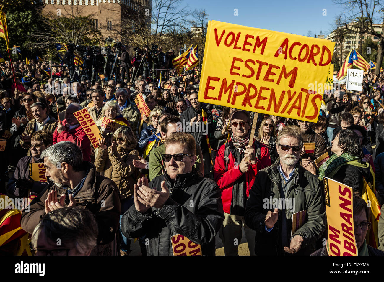 Barcelona, Catalonia, Spain. 22nd Nov, 2015. Catalans raise their placards as they rally to claim the unity of pro-independence parties in the Catalan parliament to vote united a Catalan government and for the independence from Spain in Barcelona's Ciutadella Parc Credit:  Matthias Oesterle/ZUMA Wire/Alamy Live News Stock Photo