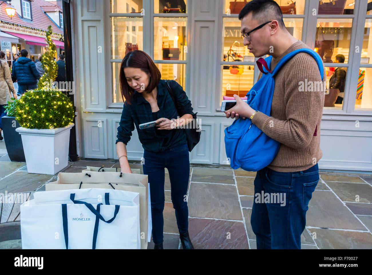 Paris, France, Chinese Tourists, Buyers, Shopping in Luxury Outlet Mall,  Centre commercial, 
