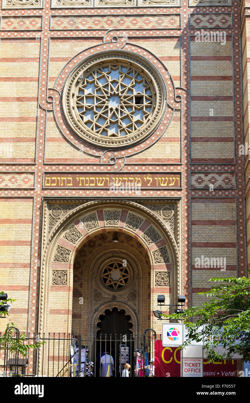 The entrance to the Dohany street great synagogue, Budapest, Hungary ...