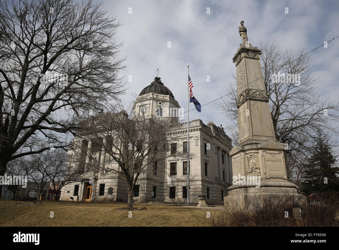 Monroe County, Indiana courthouse with war memorial. Bloomington. Stock Photo