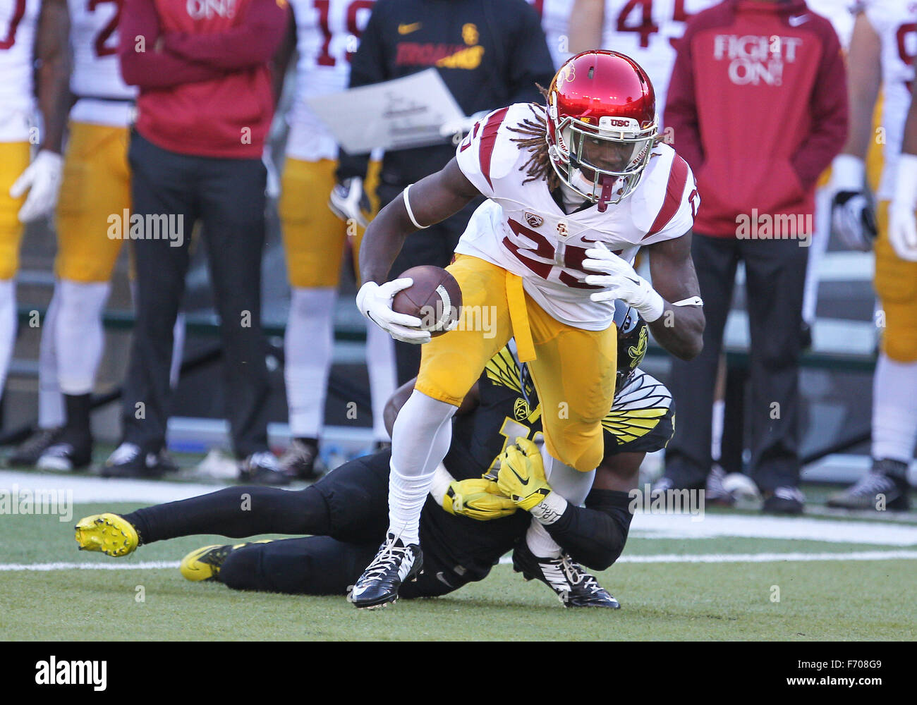 Autzen Stadium, Eugene, OR, USA. 21st Nov, 2015. USC running back Ronald Jones II (25) tries to slip away from an Oregon defender during the NCAA football game between the Ducks and the USC Trojans at Autzen Stadium, Eugene, OR. Larry C. Lawson/CSM/Alamy Live News Stock Photo