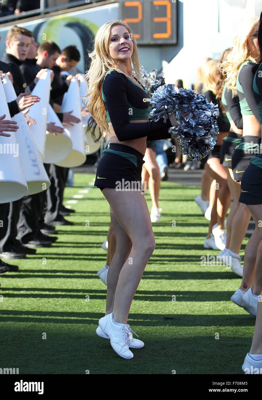 Autzen Stadium, Eugene, OR, USA. 21st Nov, 2015. An Oregon cheerleader entertains the crowd during the NCAA football game between the Ducks and the USC Trojans at Autzen Stadium, Eugene, OR. Larry C. Lawson/CSM/Alamy Live News Stock Photo