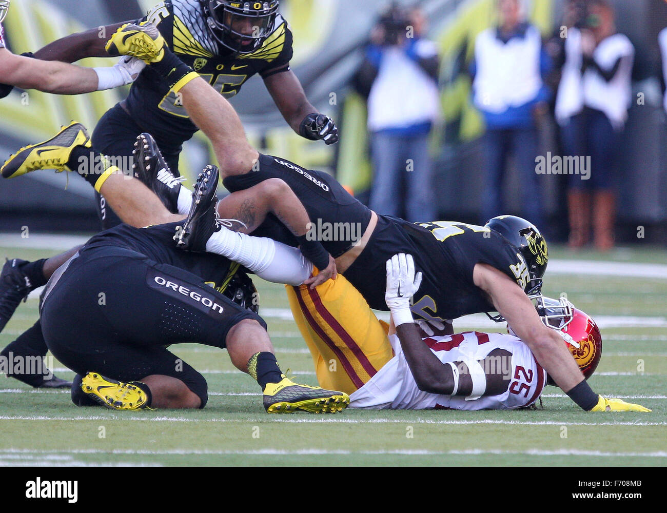 Autzen Stadium, Eugene, OR, USA. 21st Nov, 2015. Oregon Ducks linebacker Joe Walker (35) gets a tackle on USC Trojans running back Ronald Jones II (25) to the NCAA football game between the Ducks and the USC Trojans at Autzen Stadium, Eugene, OR. Larry C. Lawson/CSM/Alamy Live News Stock Photo