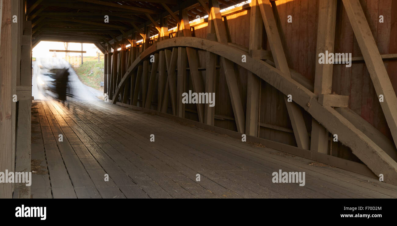 Amish buggy on a wooden covered bridge. Lancaster County, Pennsylvania, USA Stock Photo