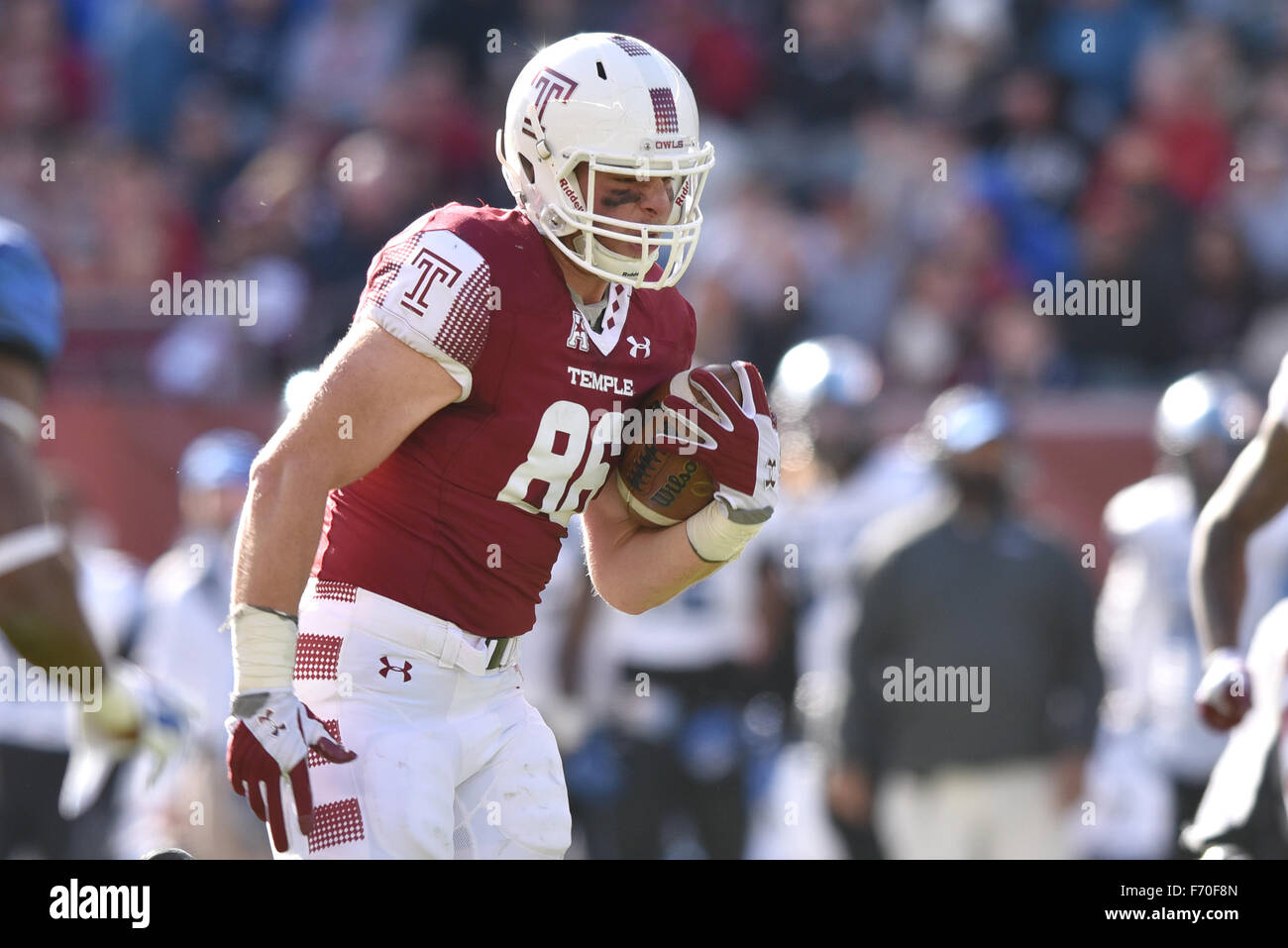 Philadelphia, Pennsylvania, USA. 21st Nov, 2015. Temple Owls tight end COLIN THOMPSON (86) runs with the ball during the American Athletic Conference football game at Lincoln Financial Field. The Owls beat the Tigers 31-12. © Ken Inness/ZUMA Wire/Alamy Live News Stock Photo