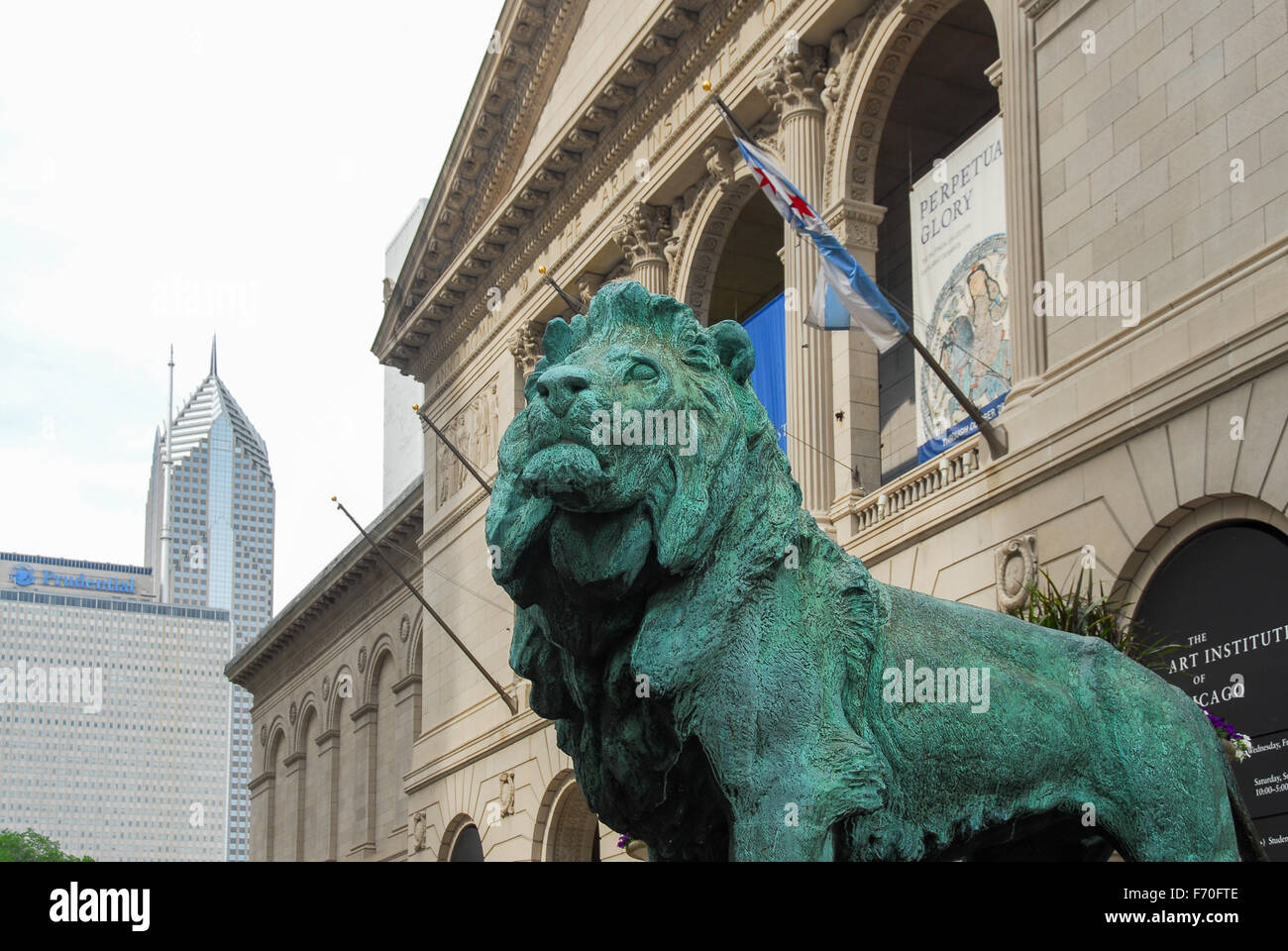 Lion statue in front of The Art Institute Of Chicago Stock Photo Alamy